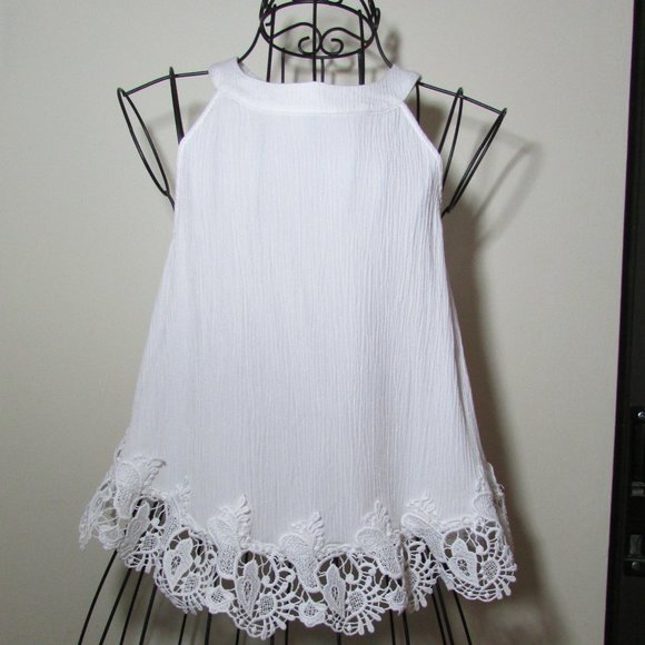 Abercrombie & Fitch Tops - Abercrombie & Fitch White Halter Seersucker Lace Crop Top